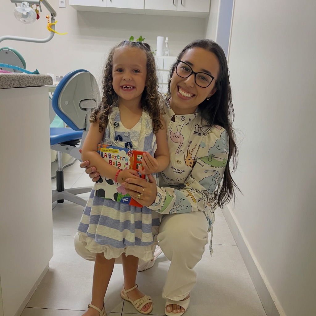 Dra. Nicolle Lima com paciente infantil